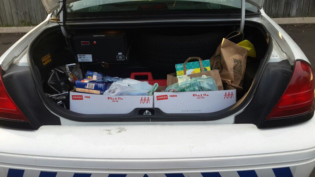 TPSAux13Div's tweet image. We delivered donated non-perishable #food #clothing 2 @HumewoodHouse tonight. #thankyou 2 @tcdsb #SaintFrereAndre #school 4 your generosity