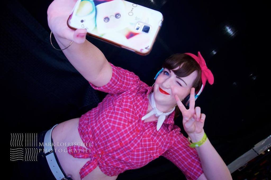 Ectogammot's tweet photo. Love, #dva . Go follow @xoxjazi.idol for sweet #cosplay ! #dvacosplay #50sdva #overwatch #overwatchcosplay #blizza… https://t.co/VnEhSDGvsw https://t.co/jQtfkYuyLS