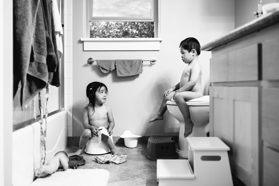 showering-amertur-peeing-mother-and-son