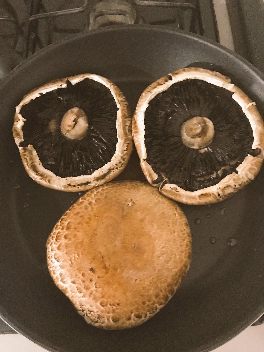 CiraCasandra's tweet photo. #MenuDeHoy #VeganInTraining
#Hamburguesa #Vegana
#Oala ! https://t.co/Ef2DRfoH4L