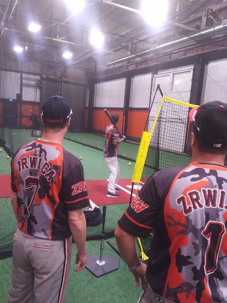 AthleteFactory_'s tweet photo. Rain may have washed out some games tonight, but this team still got their swings in. #DryInside #SloPitch #KWAwesome https://t.co/mGvE9Vkd5K