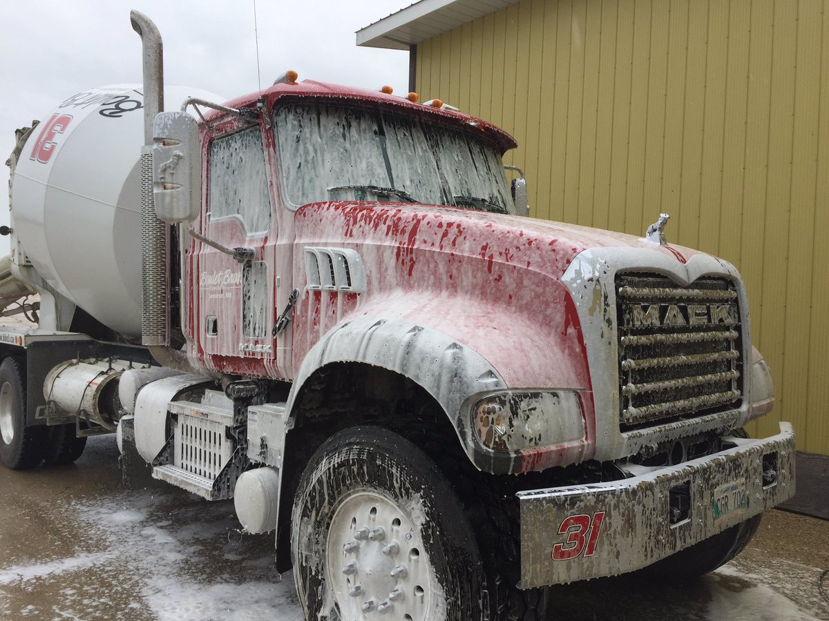 BouletHubs's tweet photo. Thanks @ProfarmAndy for stopping in with the @SchippersCanada TNT #MagicJuice #WeveBeenSchipped #GetFoamed https://t.co/Fok6kkUcy3