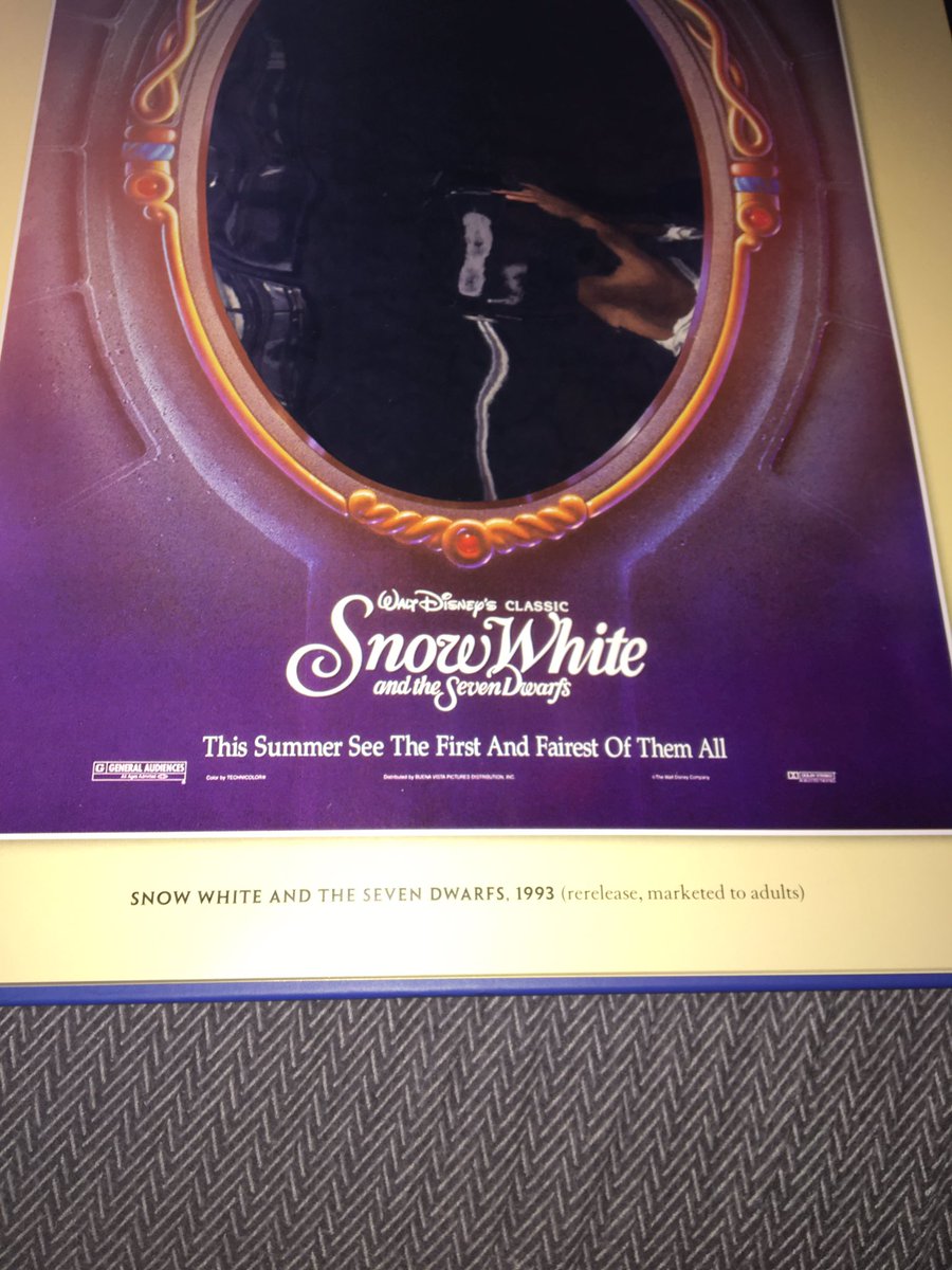 moonlight__baby's tweet photo. It says "Mirror,Mirror on the wall" so it's a real mandela effect 😱 #MandelaEffect @shanedawson https://t.co/1a485DPr9N