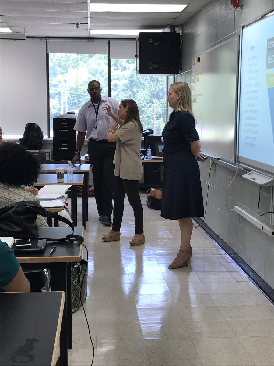 EERocks_MNPS's tweet photo. Lots of fantastic expertise, excitement, learning, coaching &amp; collaboration! Not 2 mention 120 door prizes! #EEROCKS Thx 2 all for today! https://t.co/zL7A3MxLNv
