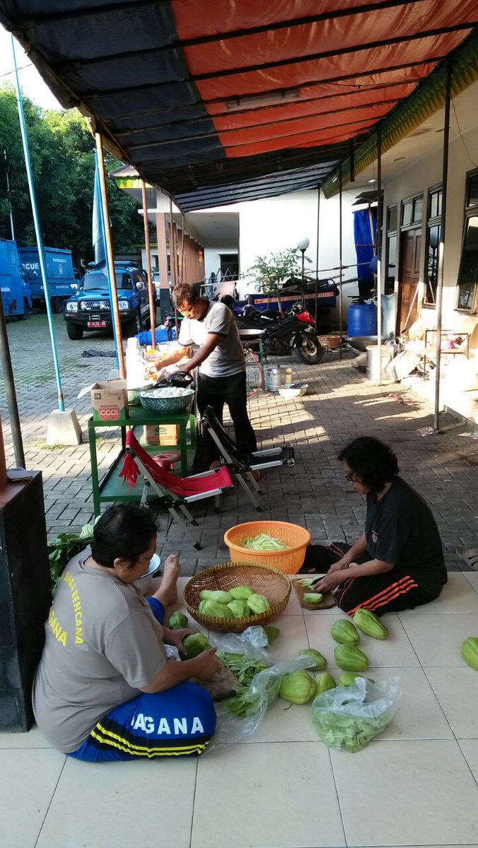 DkiTagana's tweet photo. Anggota tim PSKB &amp; Tagana Jaksel mempersiapkan makanan siap saji bg korban kebakaran # kel, Gunung,kel, pondok pinang, dan kel, kebon baru# https://t.co/tpjmMaKIWd