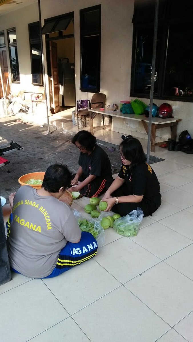 Anggota tim PSKB &amp; Tagana Jaksel mempersiapkan makanan siap saji bg korban kebakaran # kel, Gunung,kel, pondok pinang, dan kel, kebon baru#