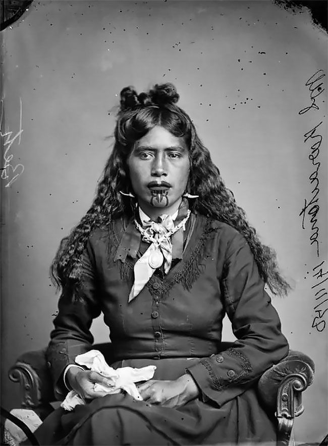 SkyScraperGirls's tweet photo. Incredible Portraits Of Maori Women With Their Tradition Chin Tattoos From The Early 20th Century  https://t.co/hbGAh9fvtt https://t.co/nxsLjJLzA5