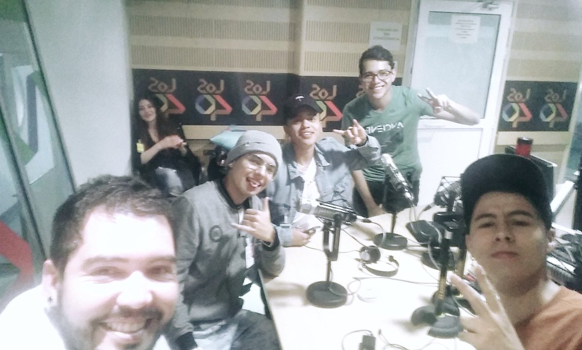 LuchoManager's tweet image. #ViveElCMFcon40 con los chicos de #CZD. Prometimos traerlos y aquí estamos gracias a uds, a @CatapultaP y a @los40colombia por invitarnos.