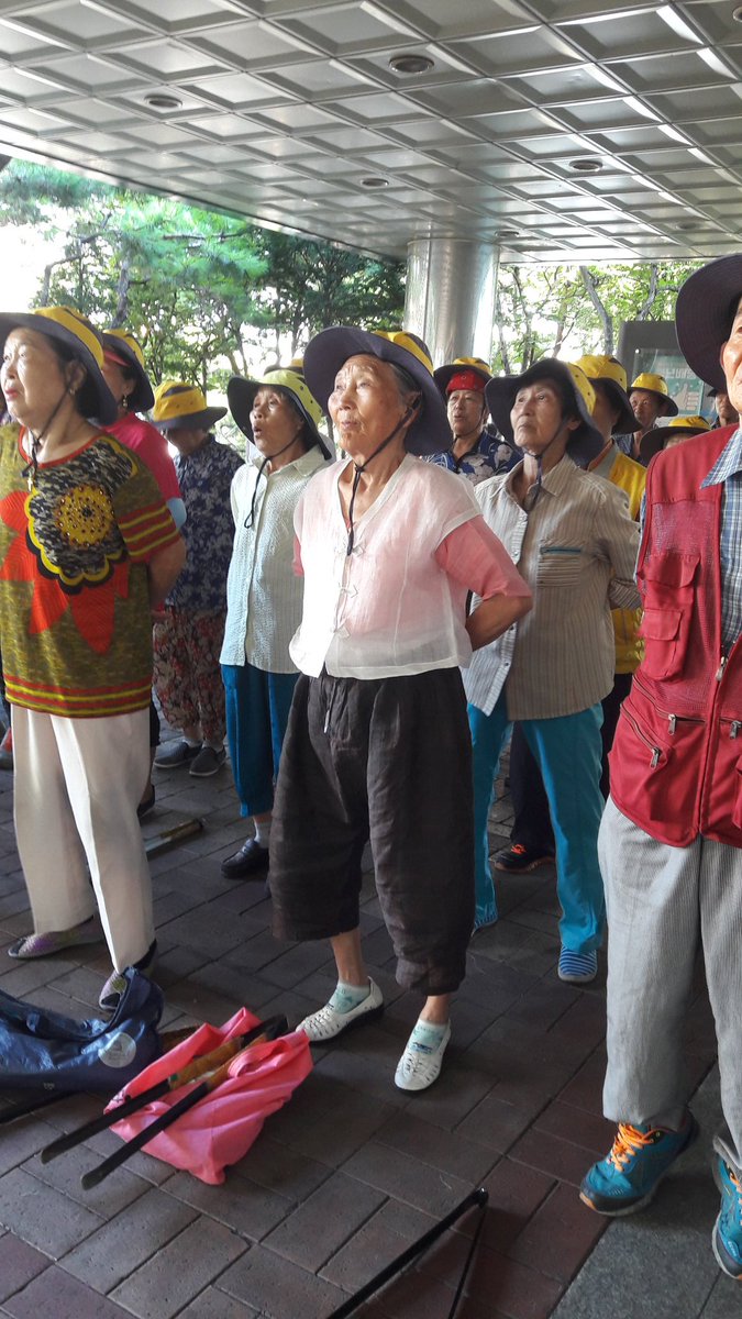 수진2동 환경지킴이 어르신!!!
환경지킴이 어르신들의 동네 사랑이 각별하십니다. 
일찍부터 모여 아침운동으로 하루를 시작합니다. 
건강하셔서 마을 구석구석을 지켜주세요.^^
#성남시 #수진2동(동장 전석배)