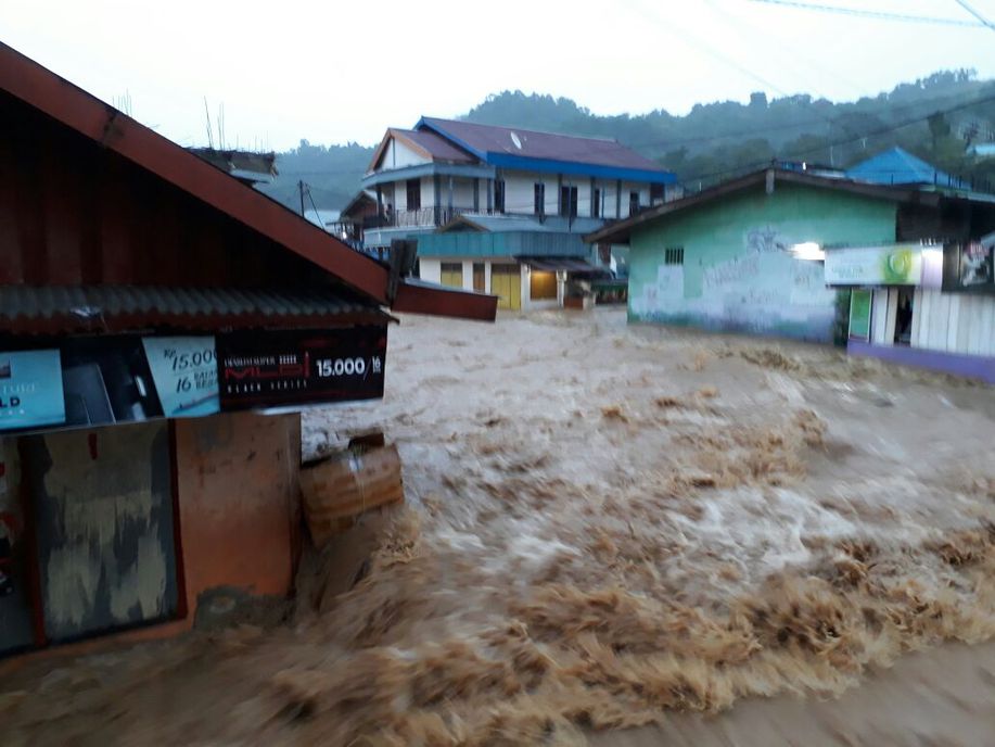 detikcom's tweet photo. Diguyur Hujan Sejak Dini Hari, Kota Jayapura Kebanjiran https://t.co/kh2s4h6Ch6 https://t.co/9LlVj5RoI9