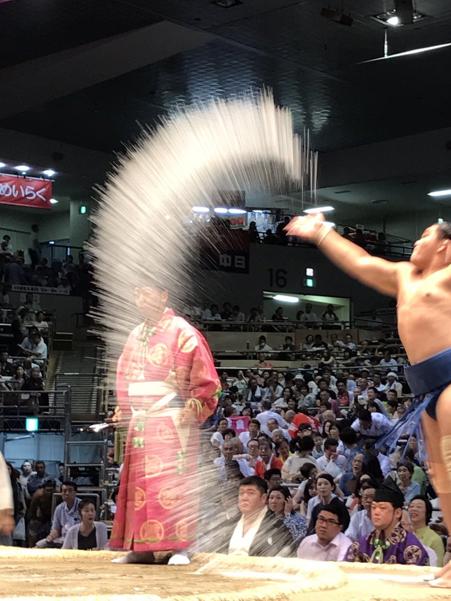 伊勢ヶ濱部屋 東海地区後援会 Twitterren 名古屋場所 伊勢ヶ濱部屋関取 塩まき比較 最後に照強関 豪快そのものですね まさにアート 伊勢ヶ濱 伊勢ヶ濱部屋 照強関 照強 塩撒き 塩まき