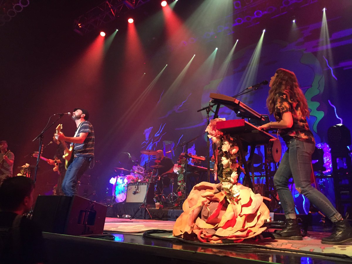 aaronca14's tweet photo. After 6yrs, I finally saw @TheShins live for FREE thanks to @925theRiver ! Absolutely amazing front row/VIP experience https://t.co/CU43HflDmQ
