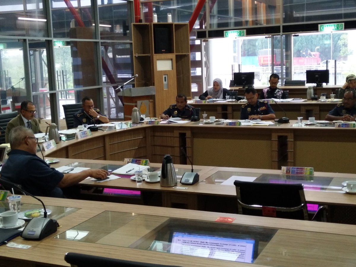 Sedang mempengerusikan Mesyuarat Pengurusan Bil12/2017 di Bilik Mesyuarat Tanjung IP @bombaJBPM
