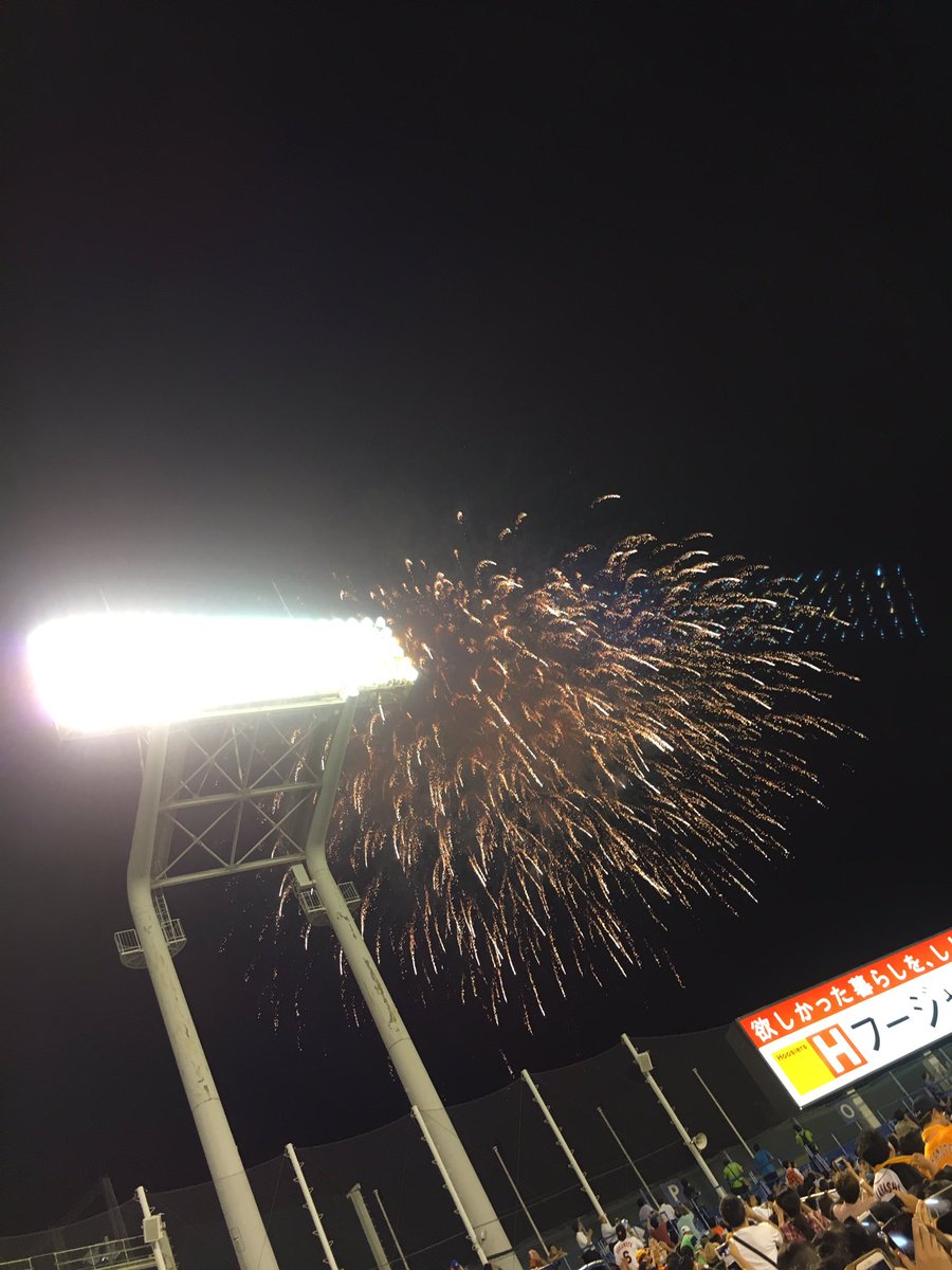 toshinkun's tweet photo. 神宮球場の花火！いい試合だった！ https://t.co/qK2rORivmV