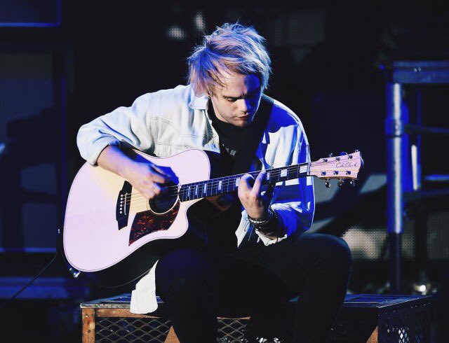 AusSquad5SOS's tweet photo. @5SOS #clearingoutmycameraroll 557-560 Mr Clifford https://t.co/kNObYLdS9O