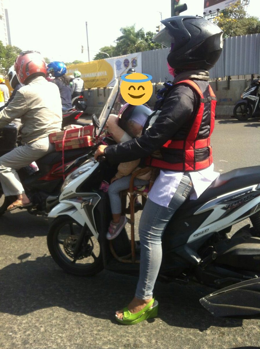 metanoetics's tweet photo. Di sebuah pertigaan pagi hari: kasih ibu sepanjang jalan @trisnoss https://t.co/r5sE1Q8YLK