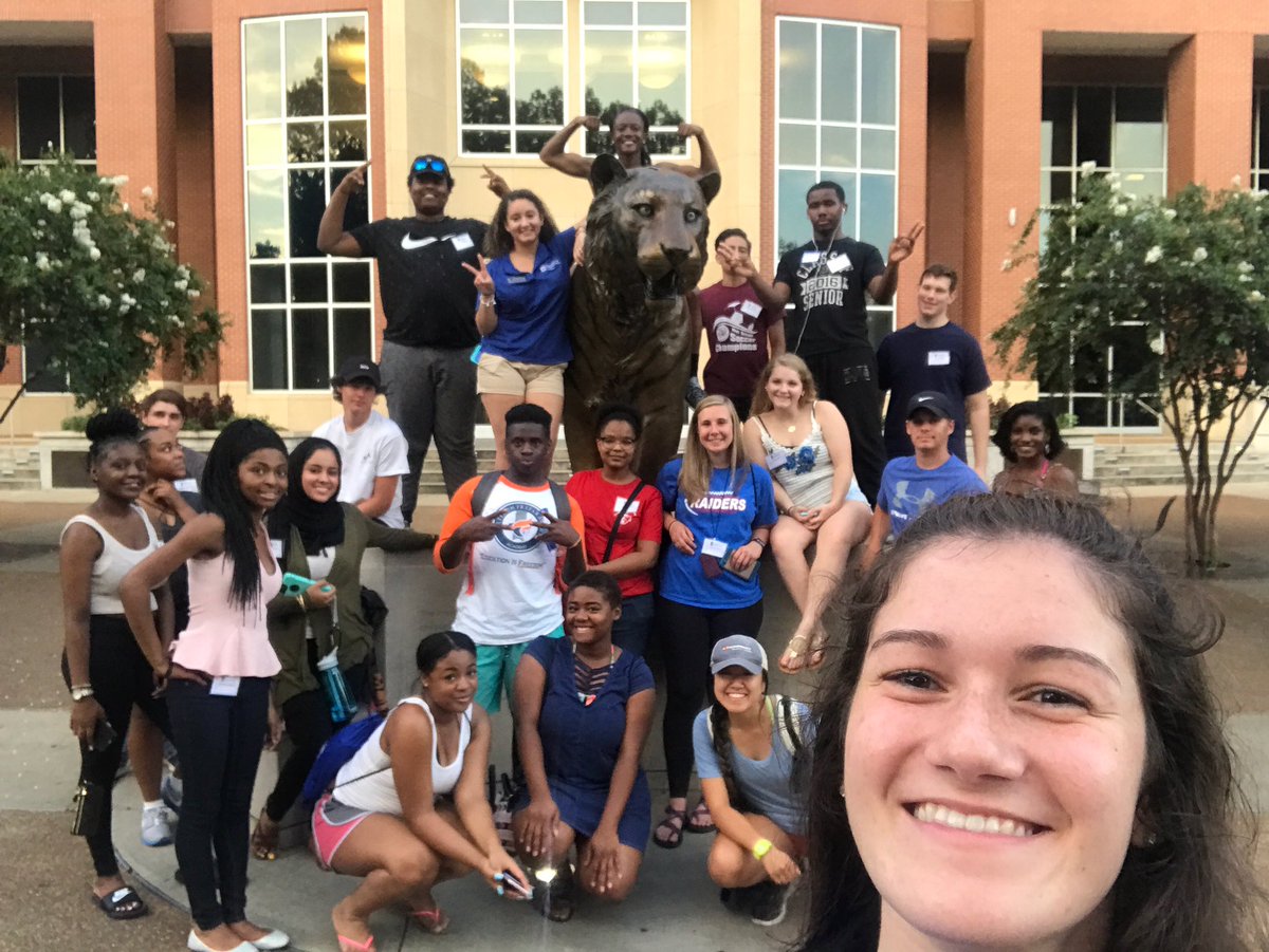 memphisOG10's tweet photo. Thank you #UofM21 and my fellow OGs for the AMAZING end to this summer!! Cannot wait to see y'all do big things on campus!!! 💙🔥💯 https://t.co/Hkep4Zi5jm