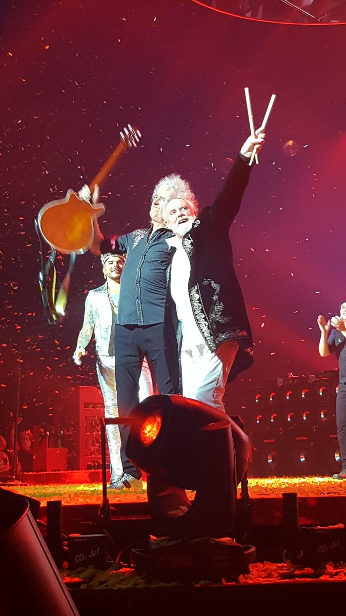 OrtizJanet's tweet photo. Absolutely incredible! This is what legends look like. #Nashville  @DrBrianMay @OfficialRMT https://t.co/235wX5vLRw