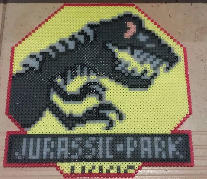 Mundo__Hama's tweet photo. ¡Buenos días! Hoy os dejamos este cartel que hicimos de Jurassic Park.  Brilla en la oscuridad. https://t.co/XCA5Tph2yp