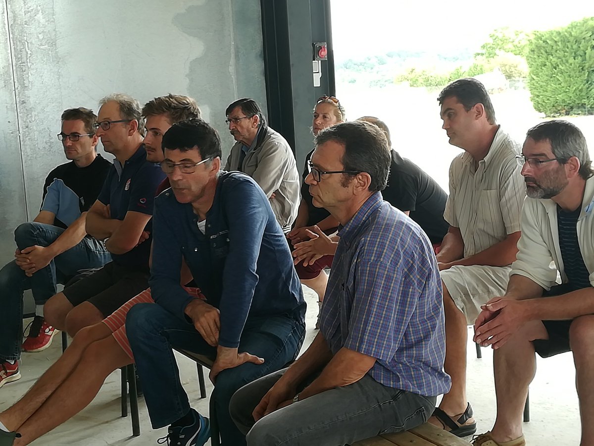 GillesRobillar3's tweet photo. Echanges constructifs entre les #agriculteurs de l #yonne et la #fdsea89. Point sur les problématiques récoltes et réglementaires https://t.co/oytZpbxoxk