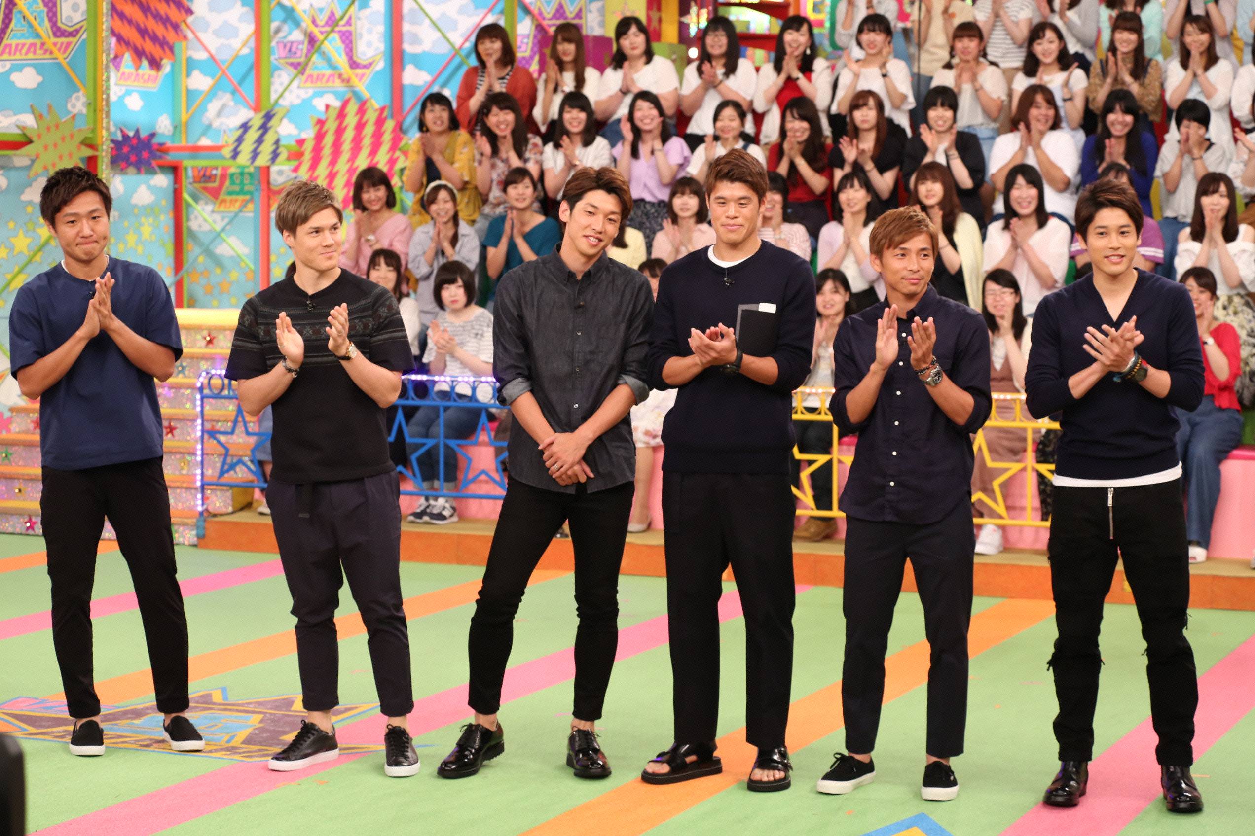 フジテレビサッカー ついにこのあと 7 00からのvs嵐に 内田篤人選手が日本サッカーのトップ選手を率いて参戦 とても素敵な雰囲気での収録でした ピッチでは見れないたくさんの笑顔 ぜひお見逃しなく Vs嵐 内田篤人 乾貴士 酒井宏樹 大迫勇也