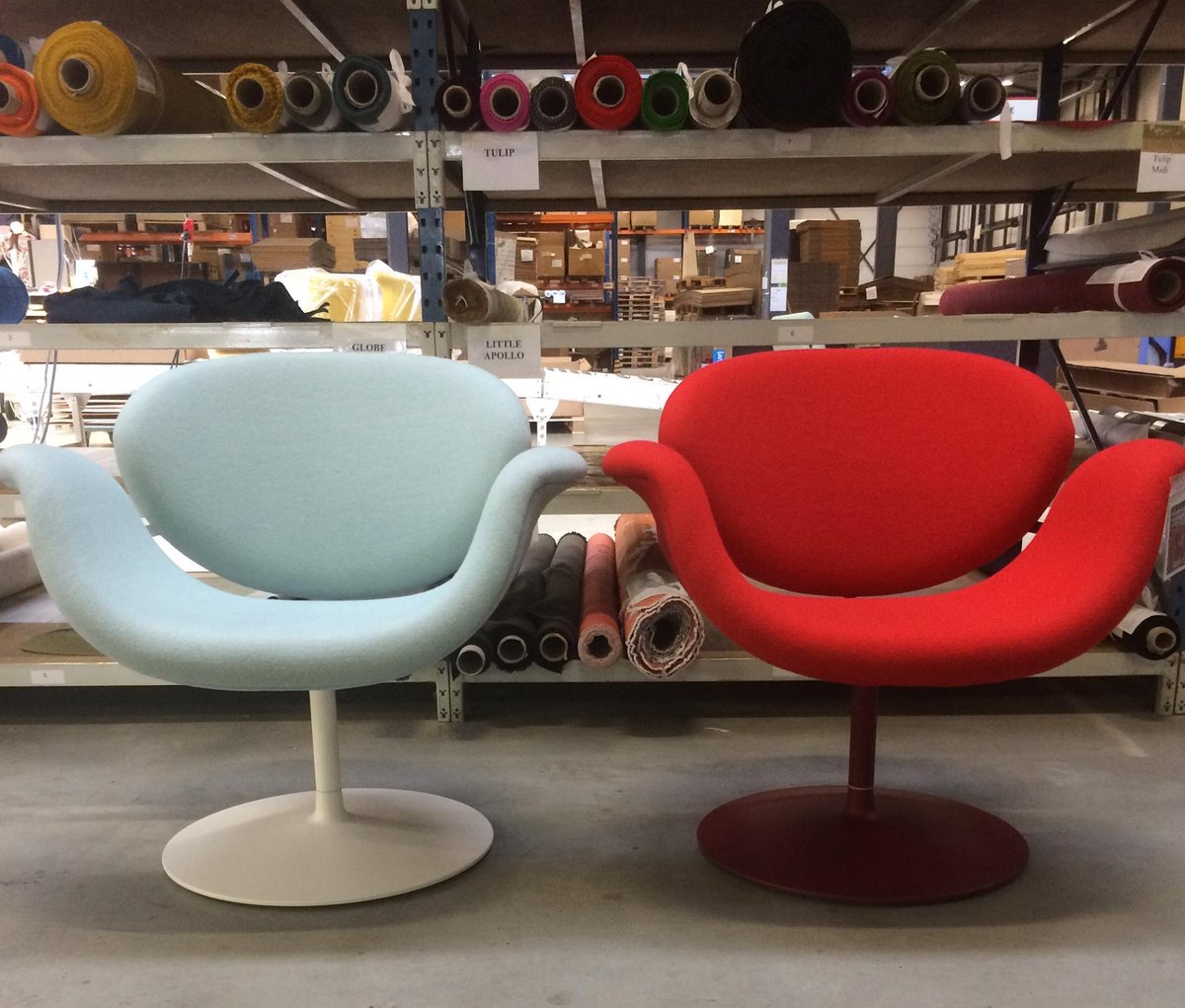 Red or blue? Which F549 Tulip Midi designed by Pierre Paulin in 1960 is your favorite? #Artifort #PierrePaulin