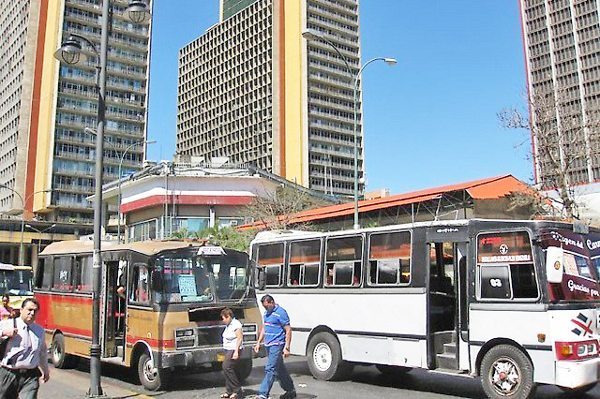 ConElMazoDando's tweet photo. Pasaje urbano llega a Bs. 180 este 1° de agosto según Gaceta Oficial https://t.co/M1XEJWi094 #30Jul https://t.co/rjUI3FXBzR