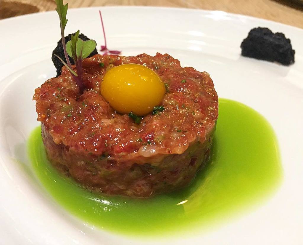 EstrellaSinMich's tweet photo. Steak tartar. Muy bueno.
#EmeBeGarrote #Emebe #Garrote #MartinBerasategui #LuismiGarayar #Restaurante #SanSebasti… https://t.co/fw1lTxISix https://t.co/pXNmjO2NhG