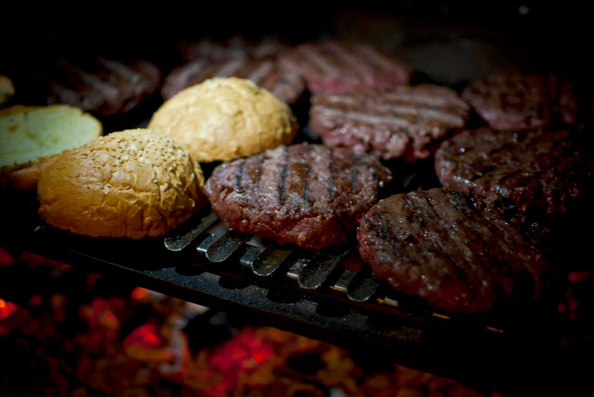 ComerdeLeon's tweet photo. #LaFotoDelDía de Comer de León
Hamburguesas de @CarnicasRiano con brasa de leña
+ sobre #barcacoa estilo #leonesp: https://t.co/IFHgyiO4uB https://t.co/yRD1oxiPR9