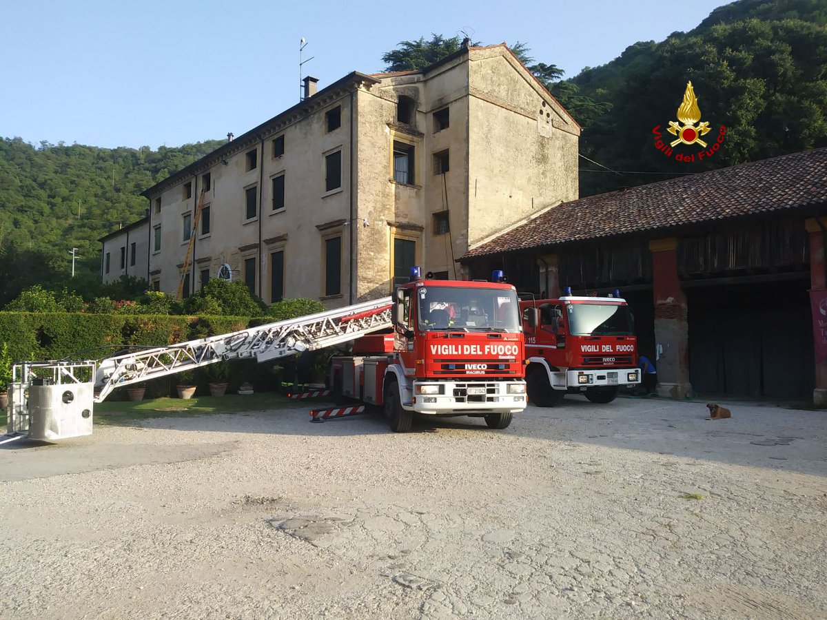 vvfveneto's tweet photo. 3ago5:50 #Villaga(VI) incendio sottotetto di villa Piovene Porto Godi a #Toara #vigilidelfuoco, danni limitati. Sicurezza ripristinata https://t.co/gPq0GkYM6G