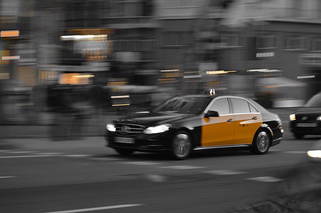 BcnCityChannel's tweet photo. #Curiosidades ¿Por qué los #taxis son negros y amarillos en Barcelona? https://t.co/3TNfChozv7 vía @MotorZeta https://t.co/982uDKYcBx