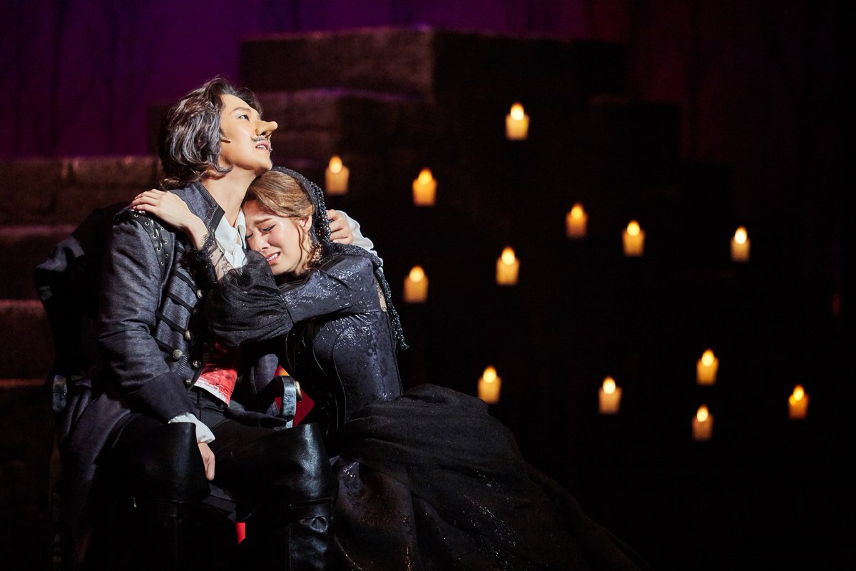 <류정한 시라노> 공연 사진 공개 ✨

"든든한 어깨, 항상 대인배
의리를 빼면 다 죽은 시체"🖋

#잊지말자_8월7일_네이버생중계
#류정한 #시라노