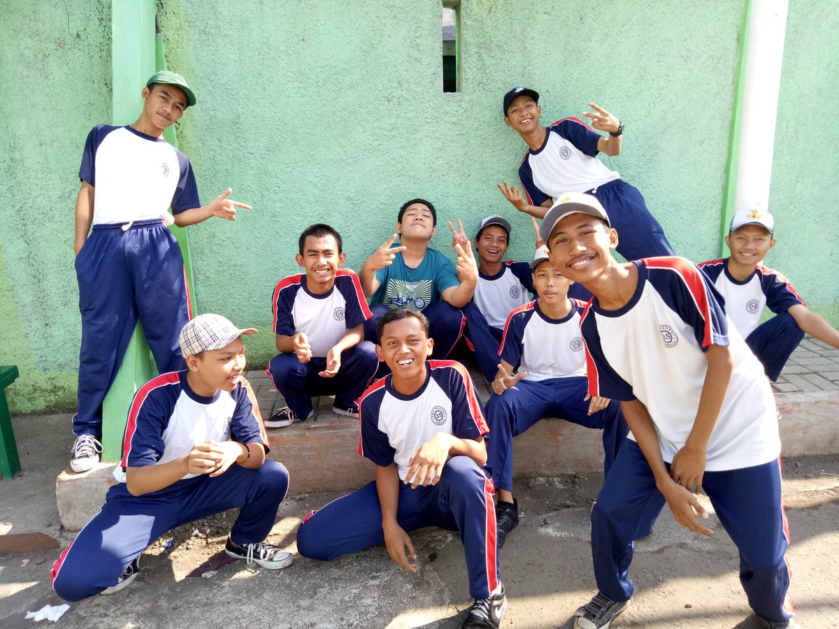 bagja_akhmad's tweet photo. Berjuang demi mewujudkan impian kita masing² kedepan...
#SMKN35JKT #Pemesinan1 #OlahragaDay #Batik #KamisManis #Camp7Java #PasukanPriaBotak https://t.co/JNydCuEDH0