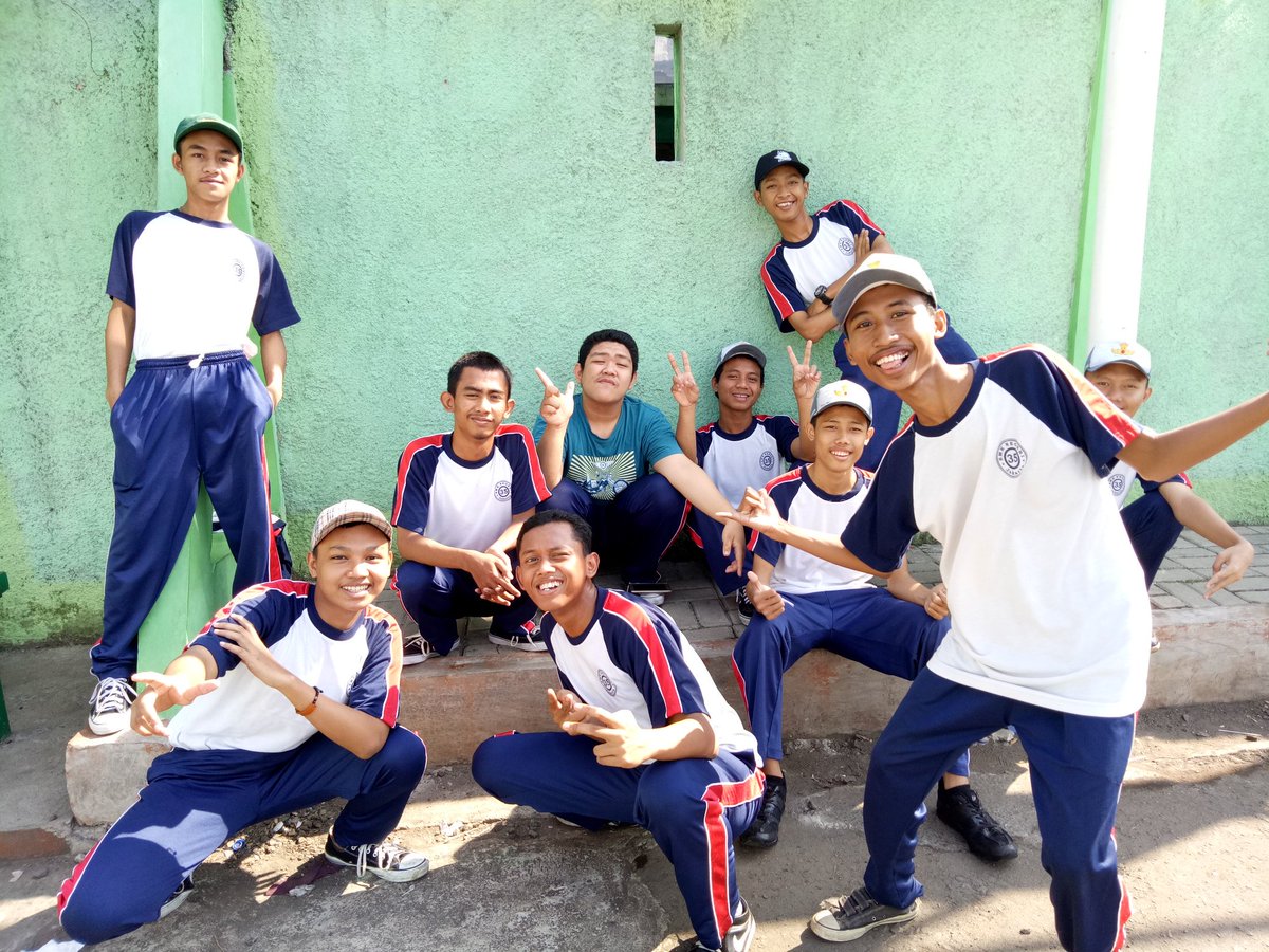 bagja_akhmad's tweet photo. Berjuang demi mewujudkan impian kita masing² kedepan...
#SMKN35JKT #Pemesinan1 #OlahragaDay #Batik #KamisManis #Camp7Java #PasukanPriaBotak https://t.co/JNydCuEDH0