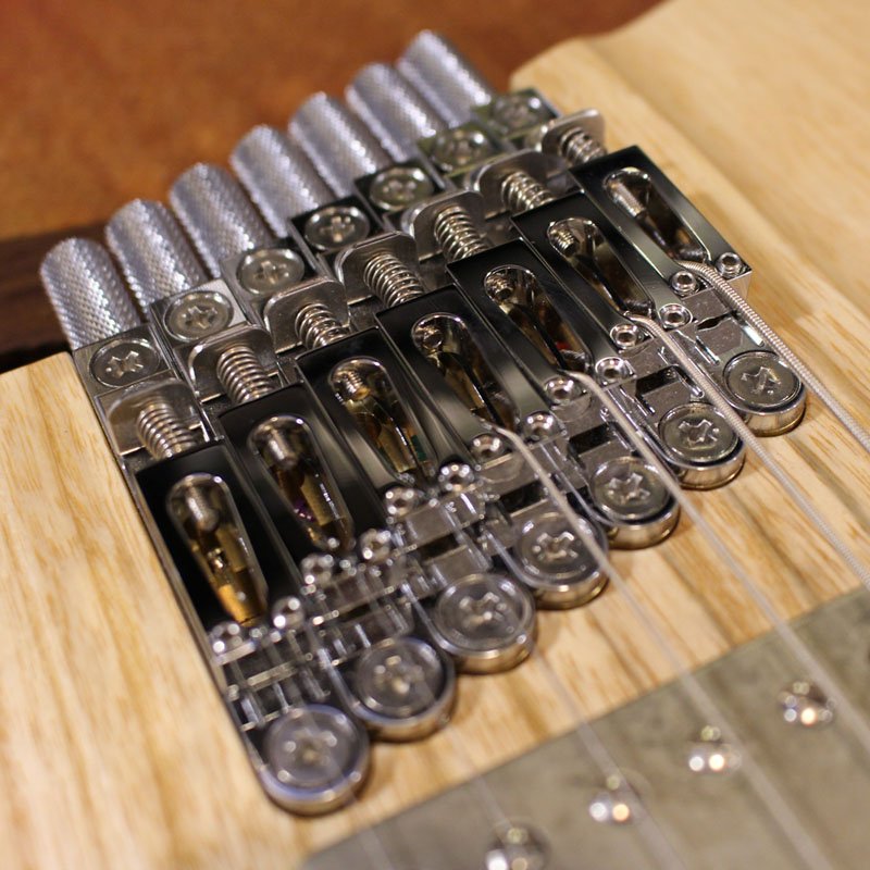 premium_guitars's tweet photo. 【PG Saito Guitars News】高精度オリジナルブリッジはブラス削り出しによる各弦独立式。手に触れる箇所ゆえメッキによるサビ止めを施されております。ボールエンドをストレートに引き込み微細なチューニングを可能にしつつ、トラッドな形状のサドルで触れ心地に違和感なし！！ https://t.co/Mzhhbnvv3S