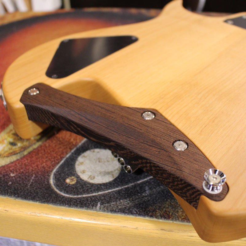 premium_guitars's tweet photo. 【PG Saito Guitars News】エンドサポーター背面。演奏スタイルや環境によって不要な場合は六角レンチで簡単に脱着できます。ストラップピンもボルトにて固定され、お好みでピン位置も入れ替え可能！！因みにネック側ピンもネックジョイントボルトに配され位置変更が可能です。 https://t.co/rwJcCamiYN