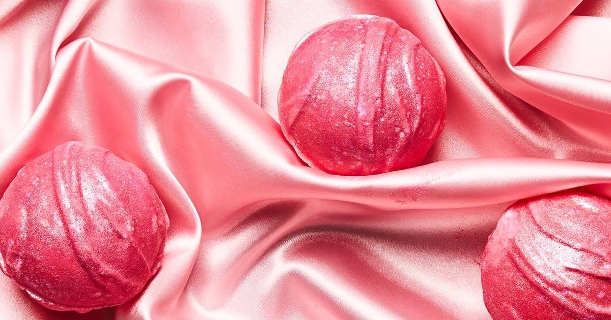 bustle's tweet photo. A LUSH Bath Bomb Subscription Exists &amp; Here's How To Sign Up https://t.co/2iYsNYfTqx https://t.co/T8NETLlIUD