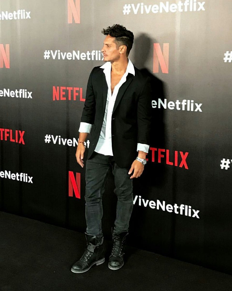 FCONikkoPonce's tweet photo. Nikko en la alfombra roja de @netflixlat 👌❤😍 #ViveNetflix #NikkoPonce https://t.co/Miq7X0luEB