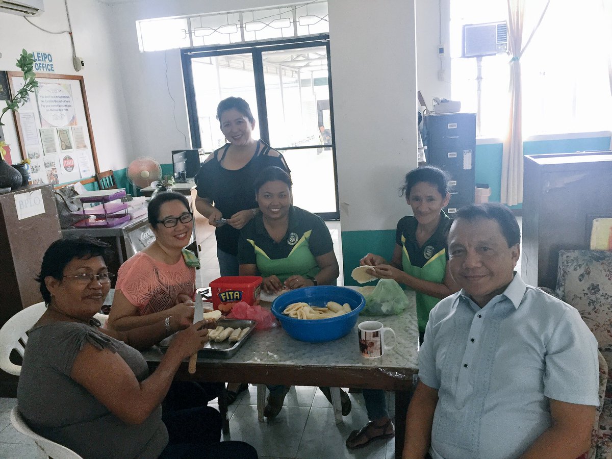 kyigoy1515's tweet photo. #CookingLesson101 w/ Mayor. π
#ChocoTuron #Saging #Barnuts #Turon https://t.co/uu8KkW8CjZ