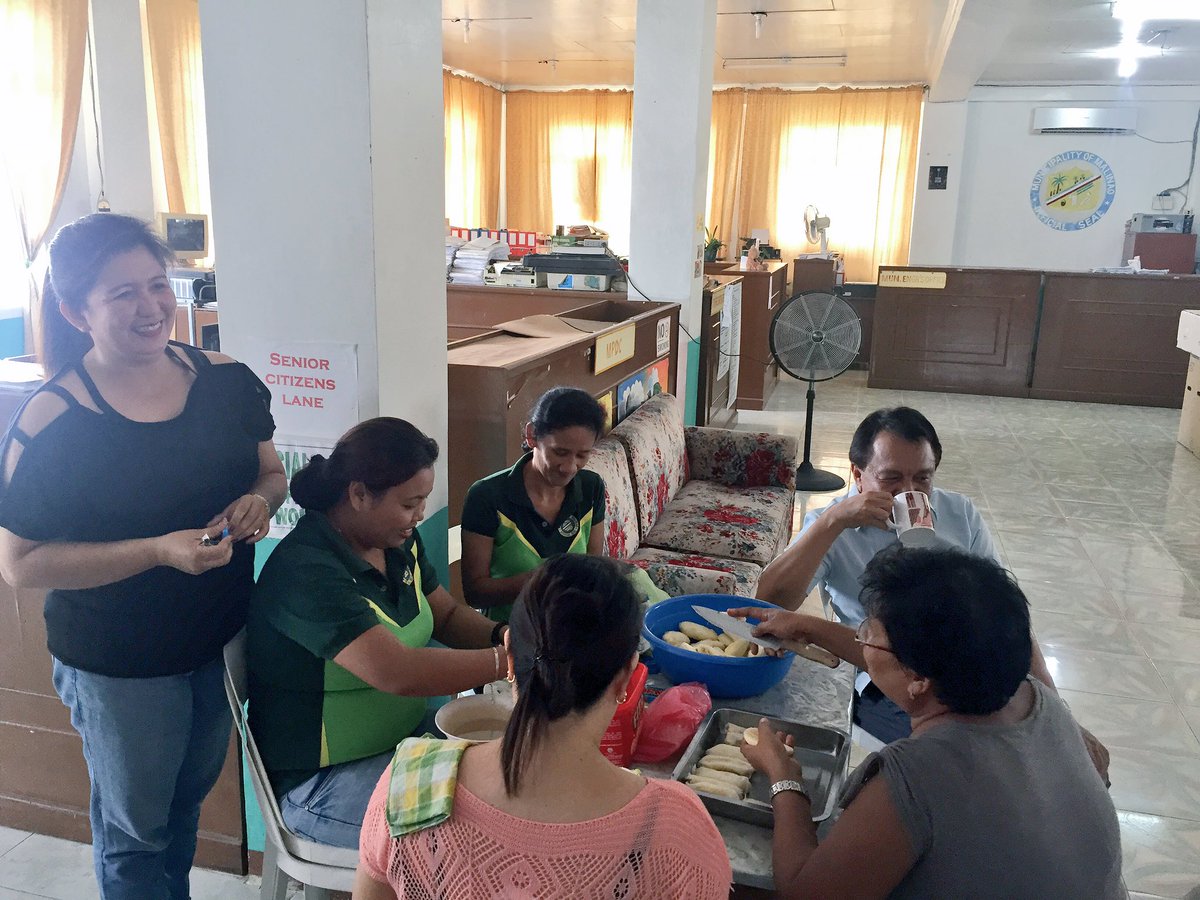 kyigoy1515's tweet photo. #CookingLesson101 w/ Mayor. π
#ChocoTuron #Saging #Barnuts #Turon https://t.co/uu8KkW8CjZ