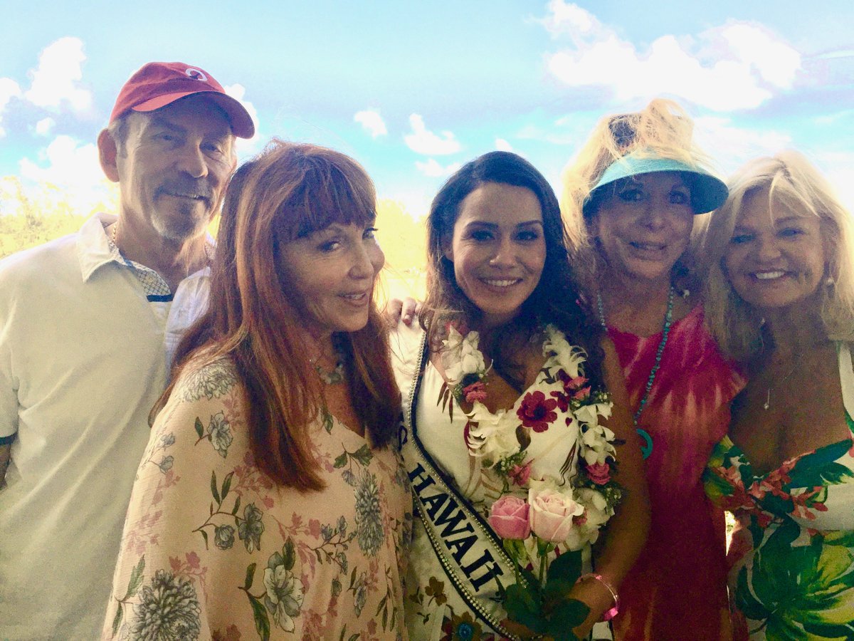 DarynHinton's tweet photo. Enjoying the Pink Wahine Honolulu Polo 4 A Cure Charity Event in Waimanalo with Ms. Hawaii throwing out the game ball 😍 https://t.co/oD6KSGufVZ
