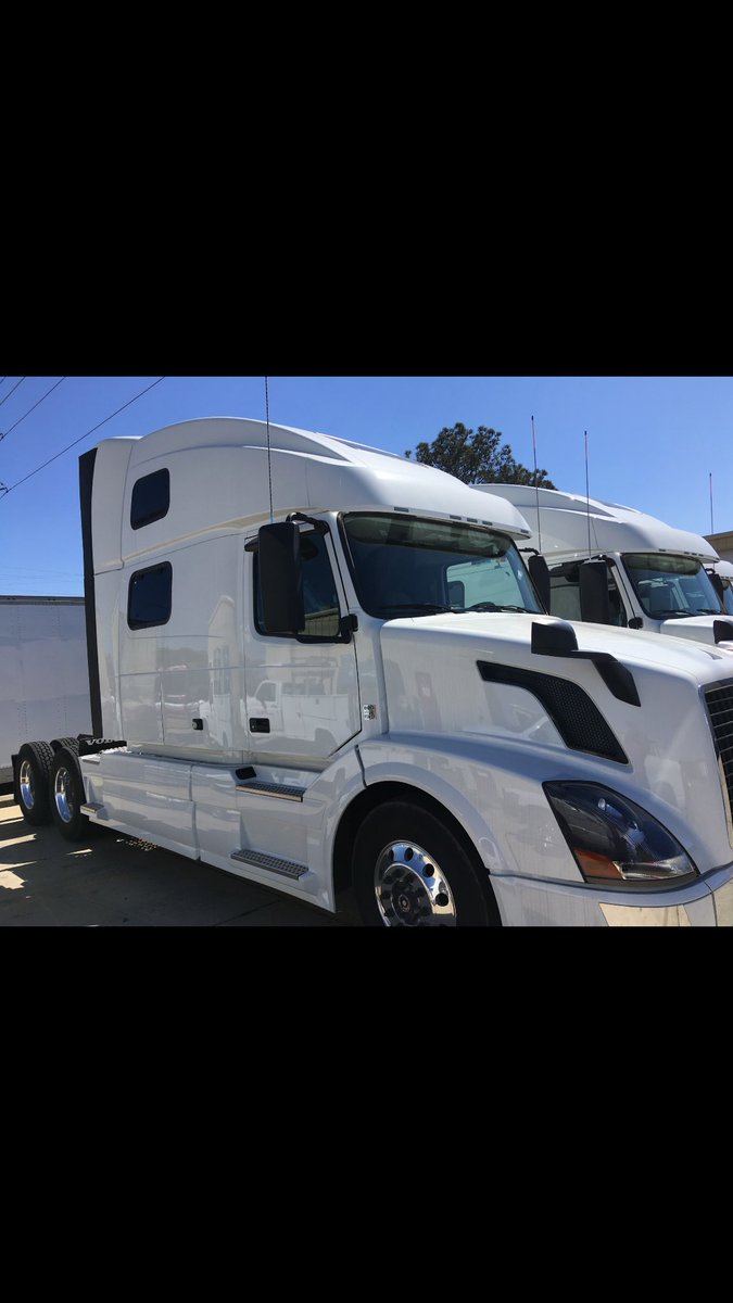 jit_mccleon22's tweet photo. When ya buy yo own, yeah that owner operator money coming in good!!

#Boss
#2018Volvo https://t.co/rG6DVGuOxW