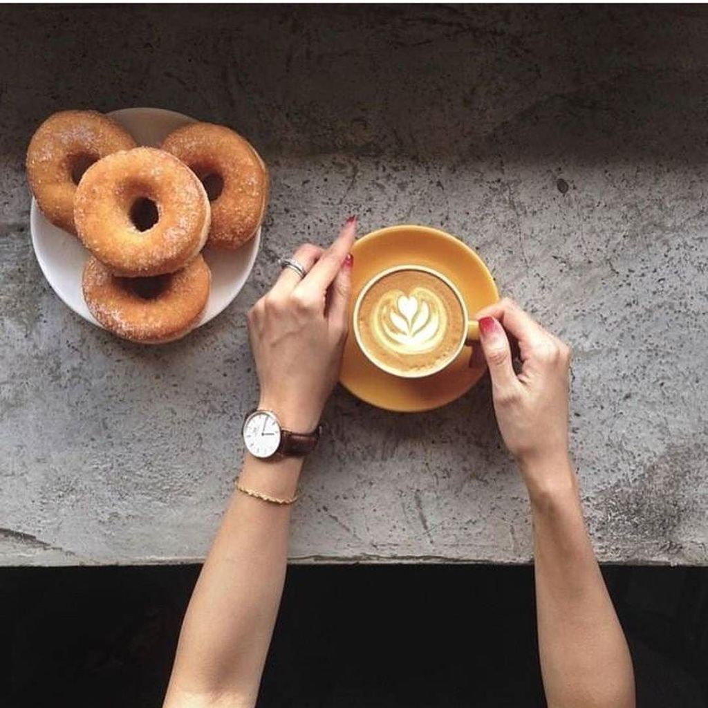 thedonutfeed's tweet photo. Thursdays are better with coffee art and sugar coated donuts. Don't you agree? ❤ // Lovingly shared from @podcult 🍩 https://t.co/Drf7ueHIny