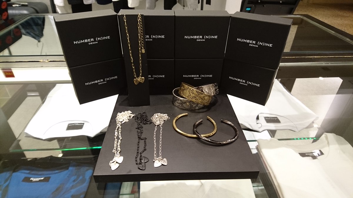 SHIFFONVF's tweet photo. VF店では、小物も展開しております！
NUMBER (N)INEのネックレスやバングルには音符柄が刻印されており、
単調になりがちな夏のファッションにアクセントを加えてくれます。
試着も可能ですので、是非お試しください。
#NUMBERNINE #ネックレス　#バングル https://t.co/C3pebJAN8O