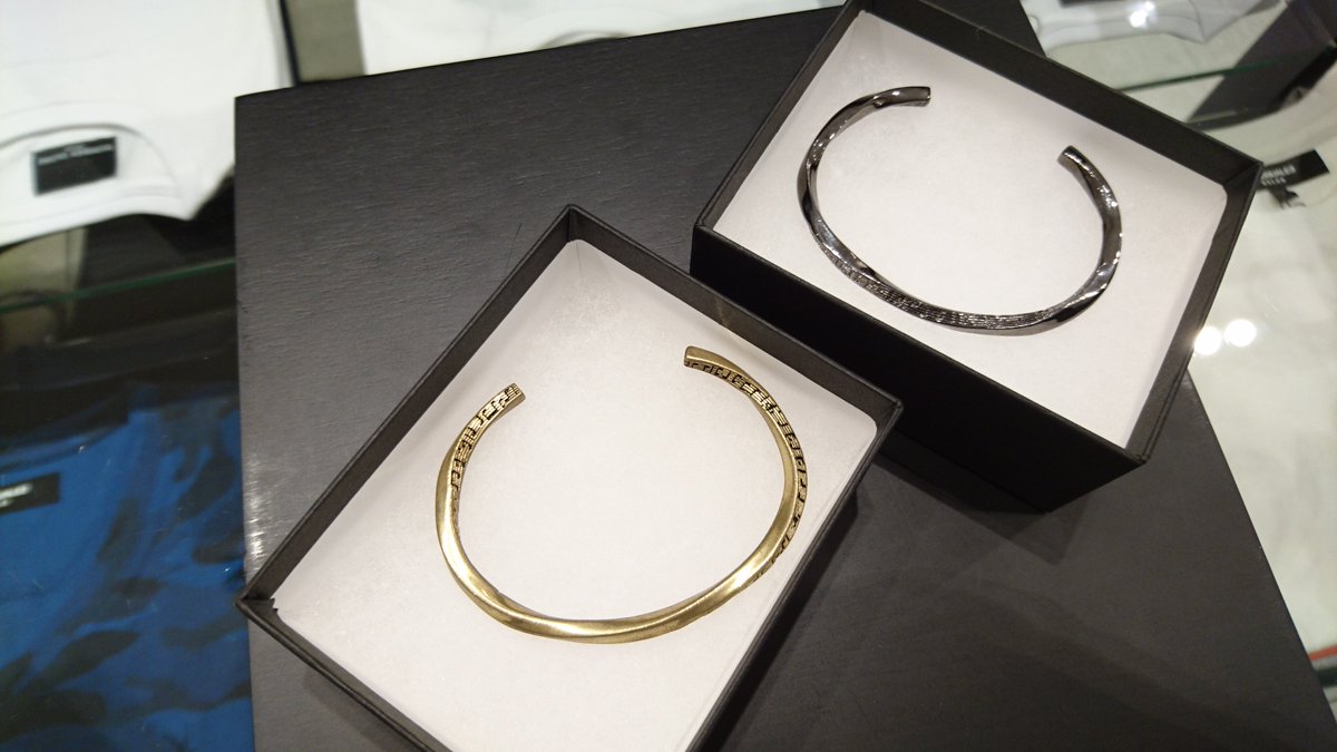 SHIFFONVF's tweet photo. VF店では、小物も展開しております！
NUMBER (N)INEのネックレスやバングルには音符柄が刻印されており、
単調になりがちな夏のファッションにアクセントを加えてくれます。
試着も可能ですので、是非お試しください。
#NUMBERNINE #ネックレス　#バングル https://t.co/C3pebJAN8O