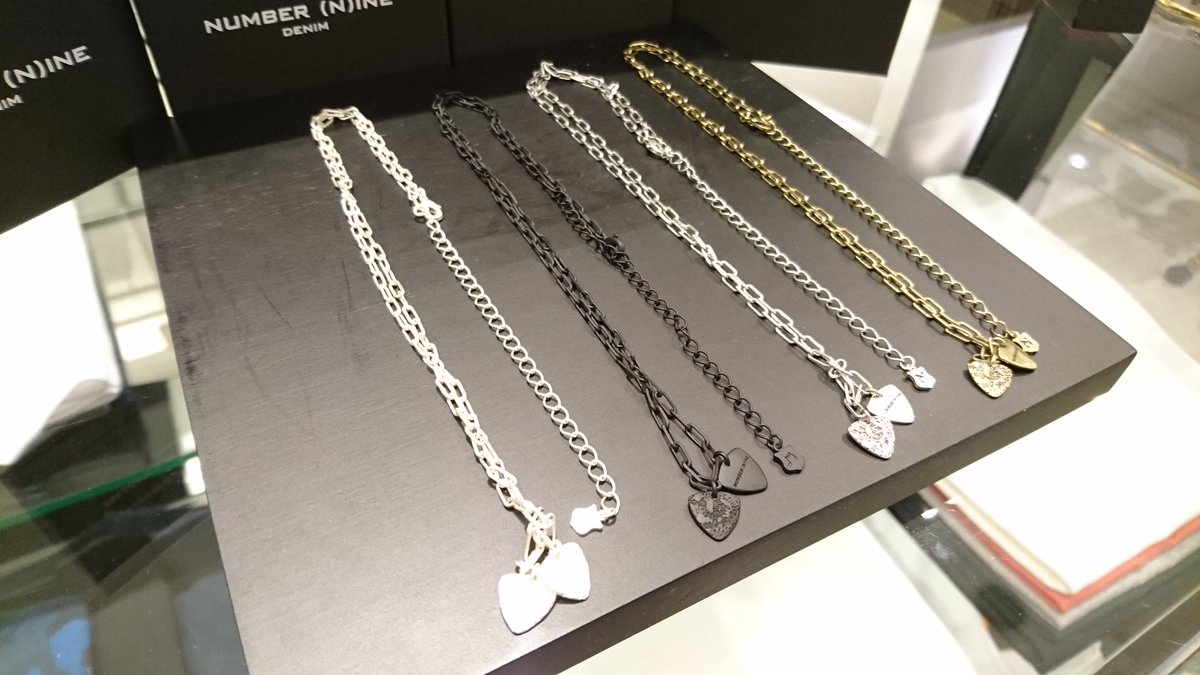 SHIFFONVF's tweet photo. VF店では、小物も展開しております！
NUMBER (N)INEのネックレスやバングルには音符柄が刻印されており、
単調になりがちな夏のファッションにアクセントを加えてくれます。
試着も可能ですので、是非お試しください。
#NUMBERNINE #ネックレス　#バングル https://t.co/C3pebJAN8O
