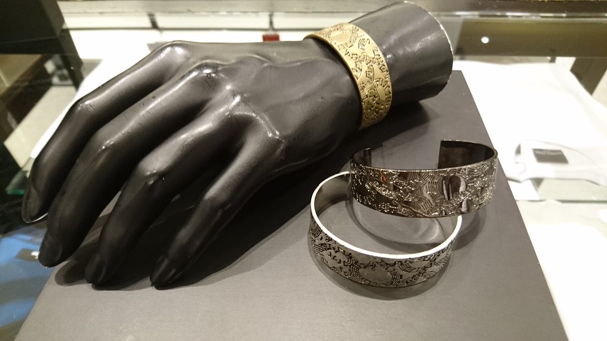 SHIFFONVF's tweet photo. VF店では、小物も展開しております！
NUMBER (N)INEのネックレスやバングルには音符柄が刻印されており、
単調になりがちな夏のファッションにアクセントを加えてくれます。
試着も可能ですので、是非お試しください。
#NUMBERNINE #ネックレス　#バングル https://t.co/C3pebJAN8O