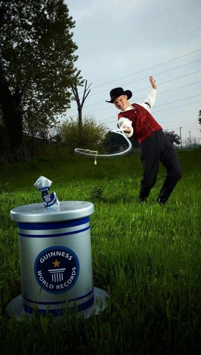 Kırbaçların efendisi Winrich , kırbacı ile belli bir mesafeden 3 dakika içinde 23 içecek kutusunu parçalamıştır .