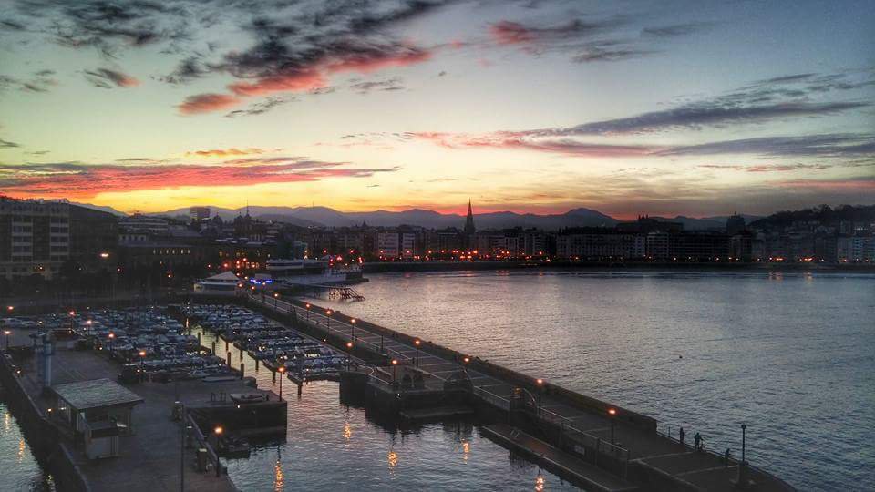 starbienatotxa's tweet photo. Ventajas de madrugar . Amanece en San Sebastián . Por @donosti_city https://t.co/HVMSw6CzEl