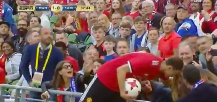 StadiumMY's tweet photo. WATCH: Nemanja Matic apologizes & hugs fan after kicking ball into her face https://t.co/QhR55Ke2S5
#MUNsam https://t.co/mKsOO0pVOo